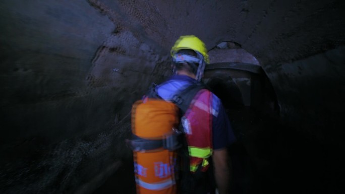 地下排水污水处理排查作业排水工巡查背影