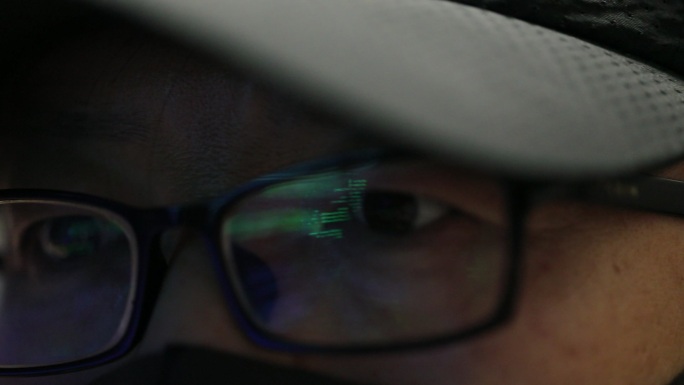 黑客眼镜片上反射的程序代码