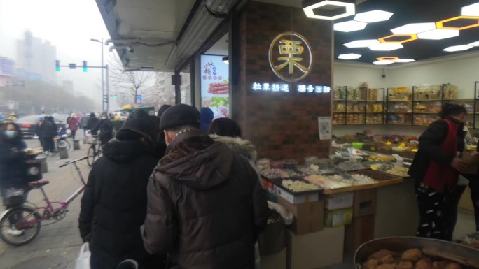 原创实拍炒货店排队买东西视频素材