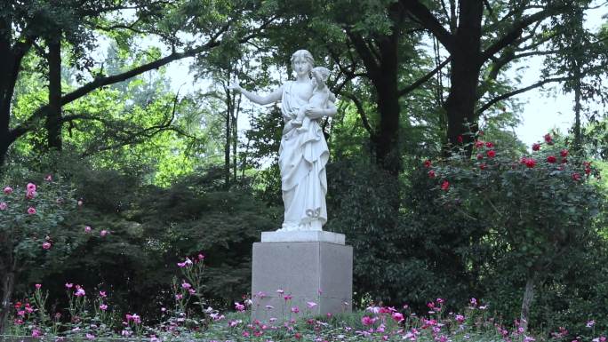 公园里的女神雕塑