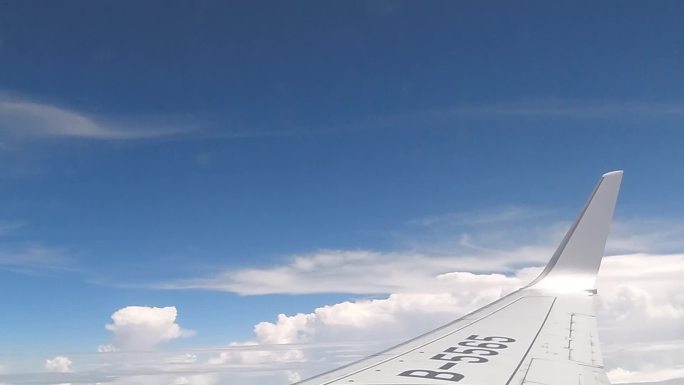 飞机窗外 白云 雪山 云层 飞机上空