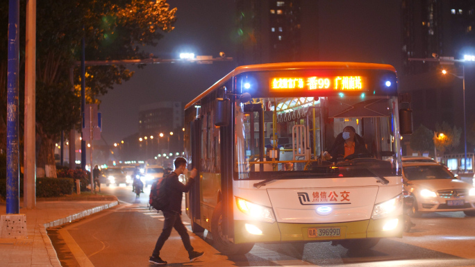 夜晚等公交坐公交车玩手机的年轻人4k视频