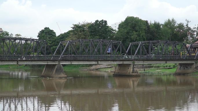 泰国清迈平河铁桥路人延时