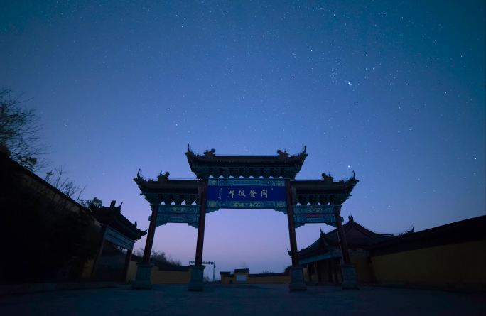 双子座流星雨-古建筑前景实拍