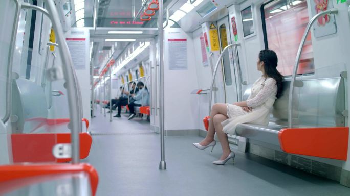 美女一个人坐地铁