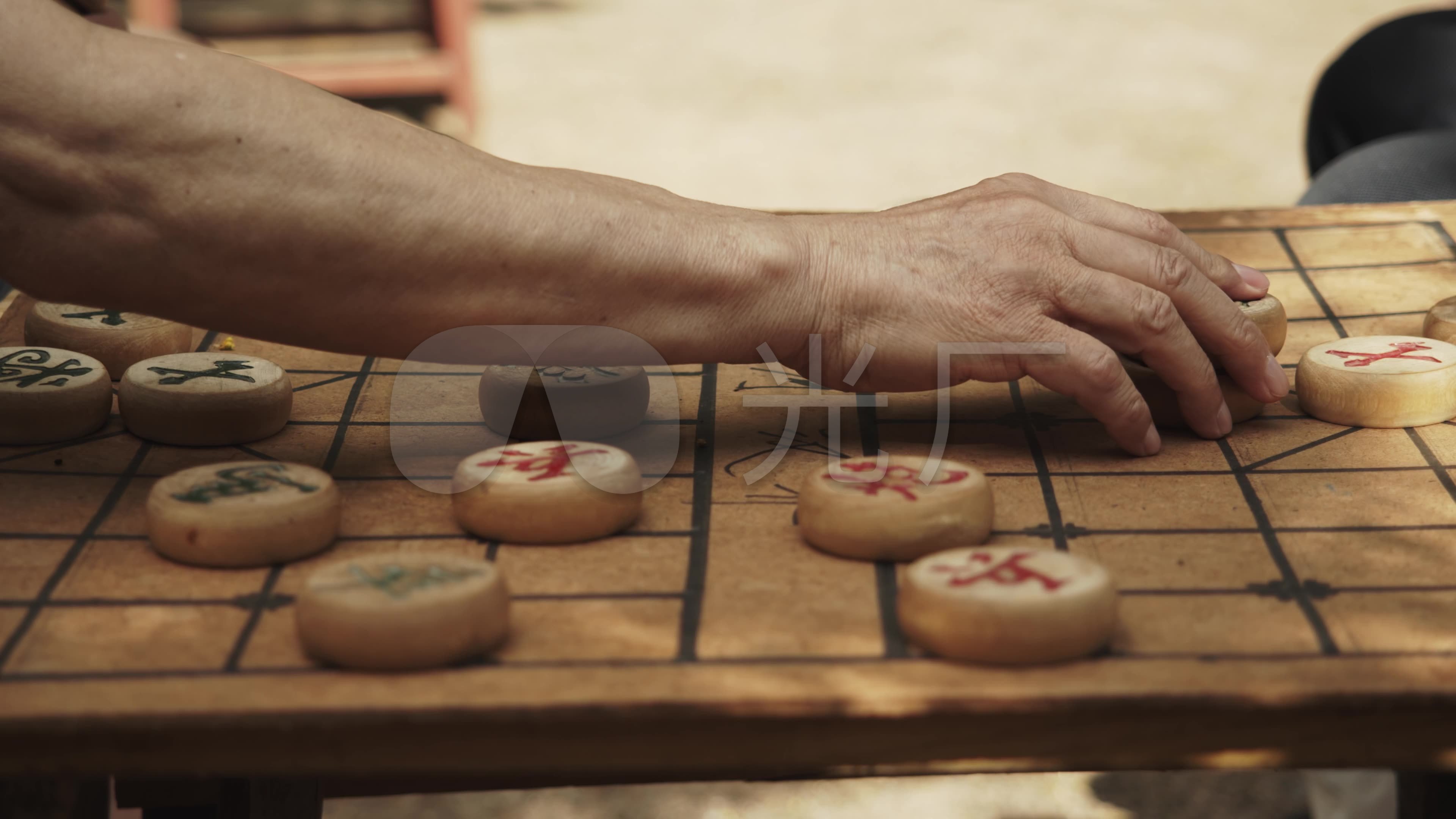 老人公园下棋