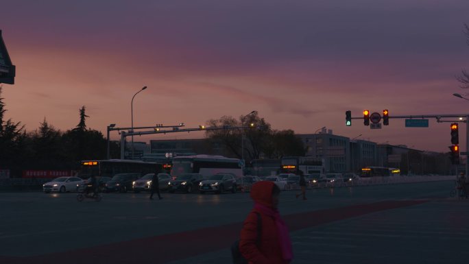 北京大学交通车流夕阳