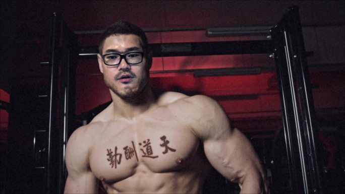 胸肌健美男纹身展示logo标题模板