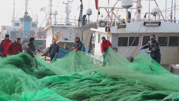 【4K】海边织网和渔民拉网