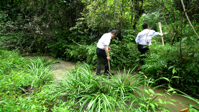 精准扶贫老书记上山寻找水源