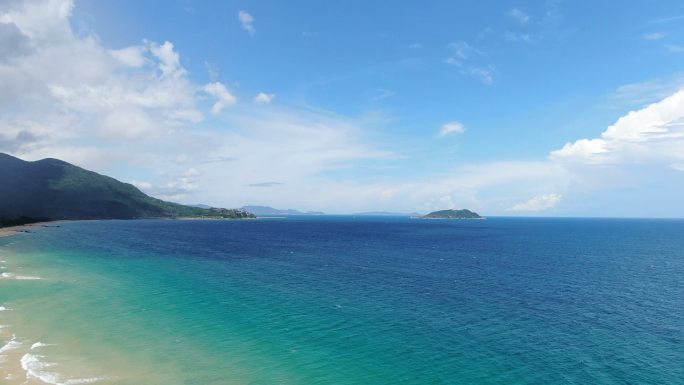 海南岛海边沙滩椰树蓝天大海风景航拍