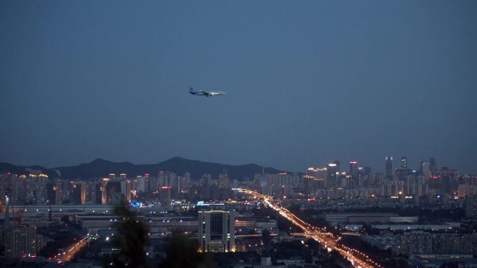 夜空飞机飞过城市