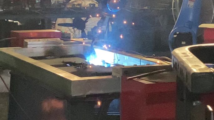 机器人自动焊接自动化工厂车间