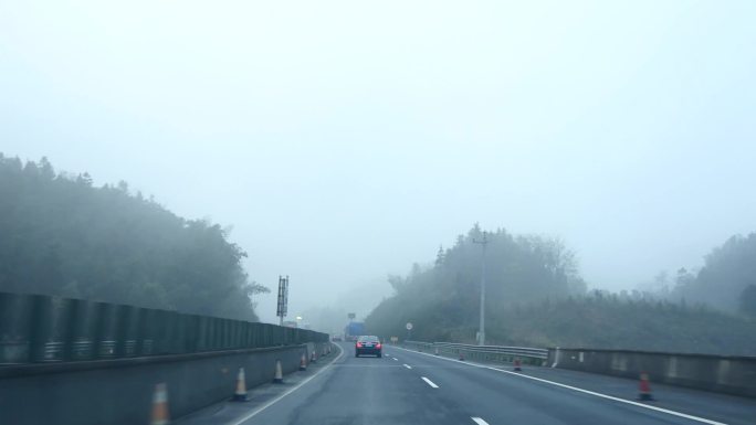 高速公路大雾天