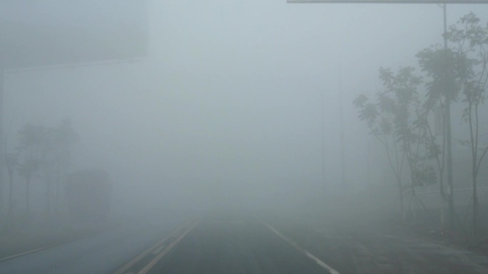 公路上大雾天