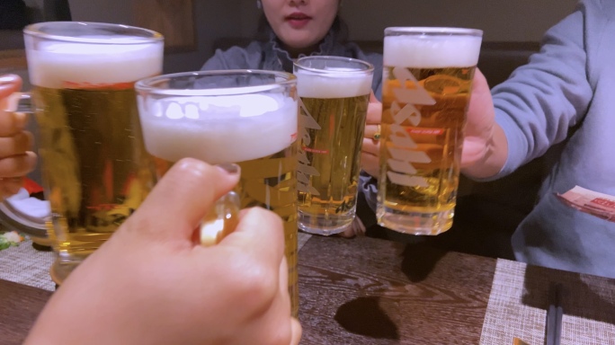 朋友喝啤酒干杯、酒杯