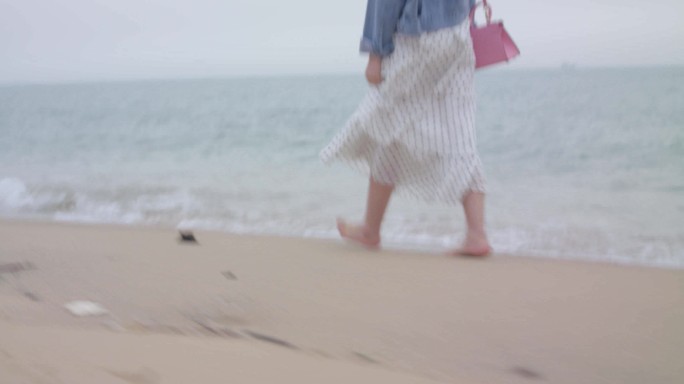 海边漫步白色连衣裙美女机脚丫