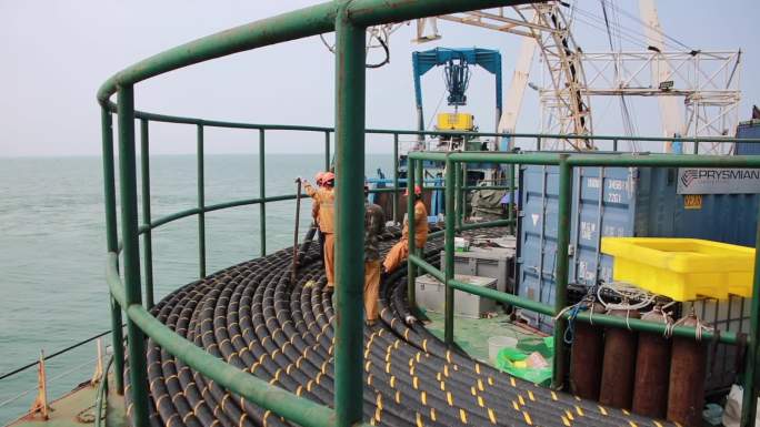 海南港海缆海上工作电网作业船上实拍