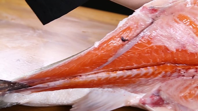 整条三文鱼日本料理分割切片