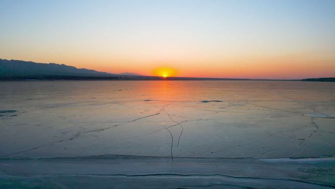 冬季晴天结冰湖面日落夕阳航拍视频