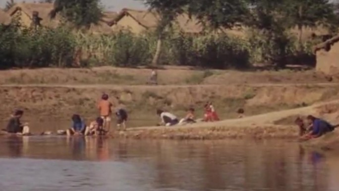 70年代农村河边洗衣服