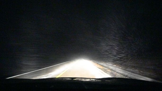 冬季风雪中开车上路常规视频
