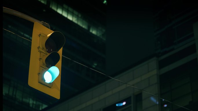 交通信号灯闪烁文明出行安全交通人行道
