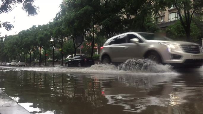 城市内涝水淹车