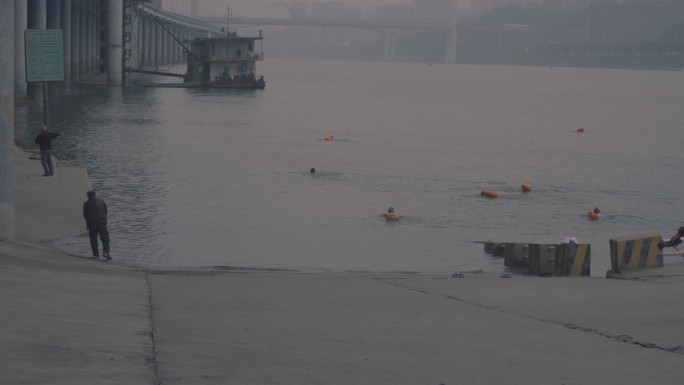 一群冬泳爱好者在河里游泳