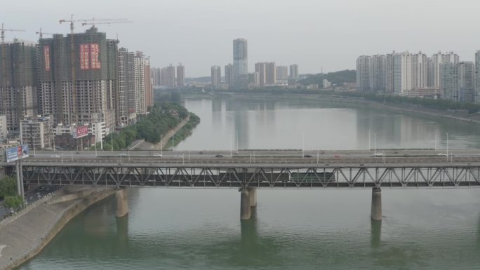 航拍列车驶过衡阳湘江公铁大桥