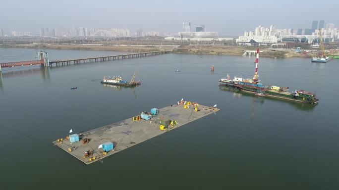 航拍襄阳汉江万吨级隧道沉管开始浮运安装