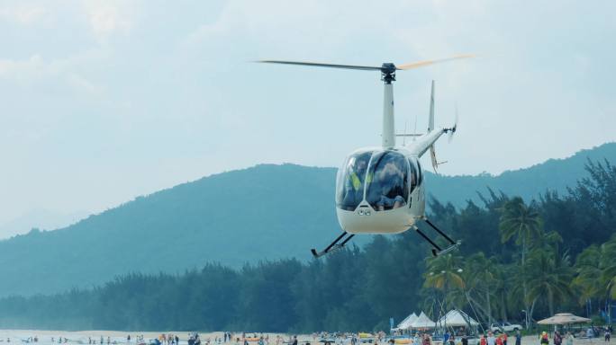海边沙滩上起飞降落直升机驾驶摩托艇