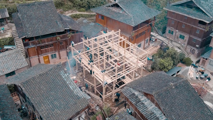 4K航拍农村修建木房