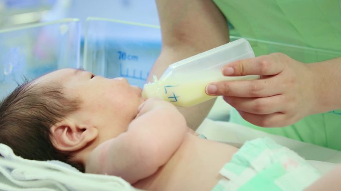 保温室新生婴儿室育儿室护士喂奶