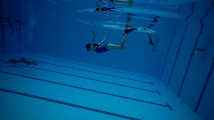 美女潜水水池游泳比基尼亚洲