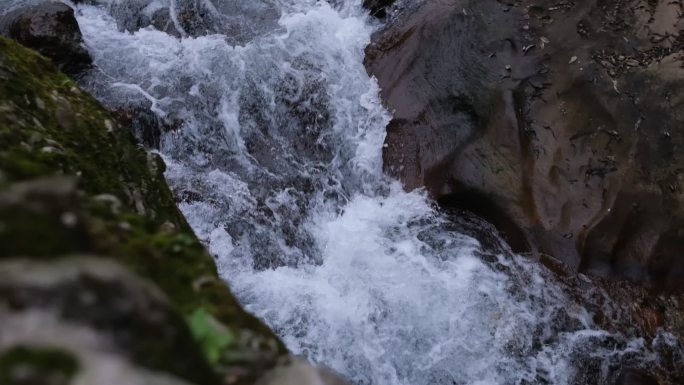 峡谷间流动的溪水