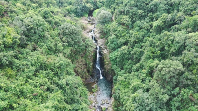 4k航拍深圳坪山马峦山公园瀑布拉近降低