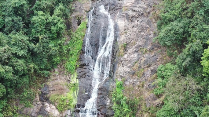 4k航拍深圳坪山马峦山公园瀑布低空拉远