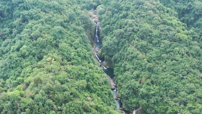 4k航拍深圳坪山马峦山公园瀑布高空拉远