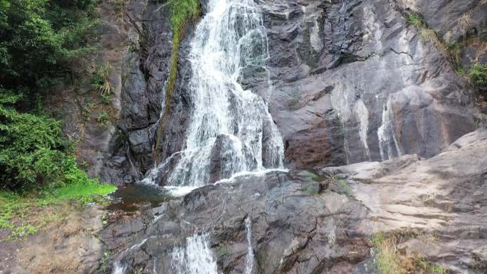 4k航拍深圳坪山马峦山公园瀑布低飞上升前