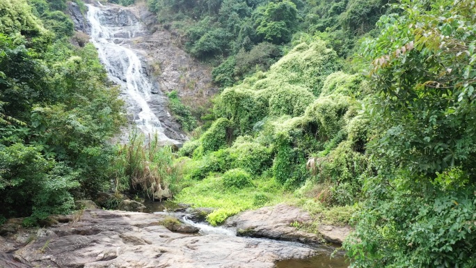 4k航拍深圳坪山马峦山公园瀑布低空前进拉