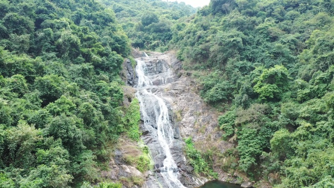 4k航拍深圳坪山马峦山公园瀑布拉升拉远