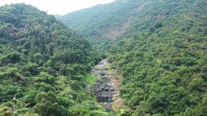 4k航拍深圳坪山马峦山公园瀑布后拉