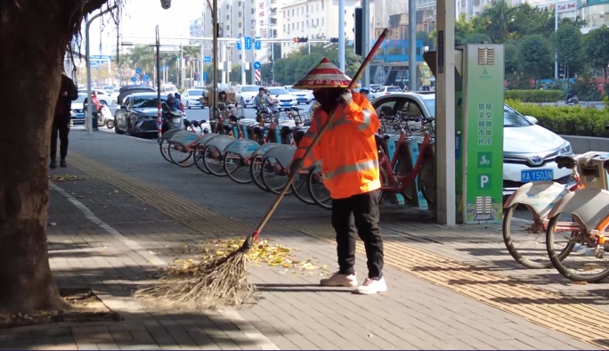 环卫工打扫街道，扫地清洁城市