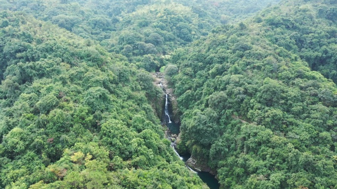 4k航拍深圳坪山马峦山公园瀑布高空拉近