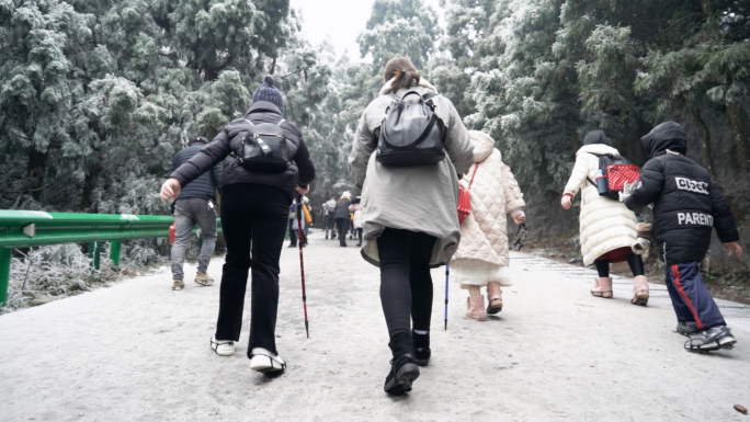 冬季登山看雾凇游客