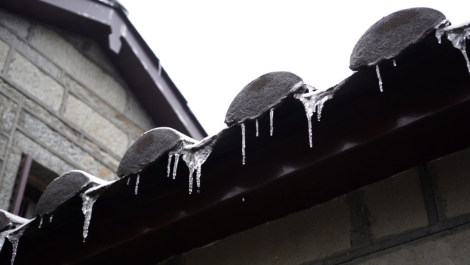 屋顶积雪冰挂冰溜子