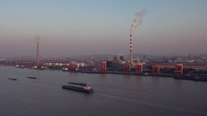 南京长江沿岸汽渡轮船重工业污染航拍素材