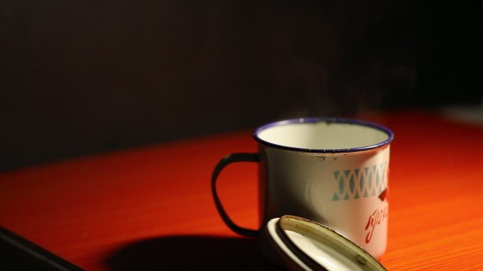 装热水的旧搪瓷茶缸