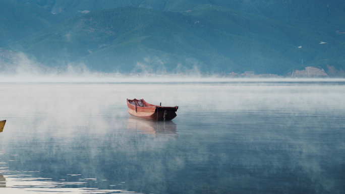 凉山泸沽湖孤独的小船与野鸭